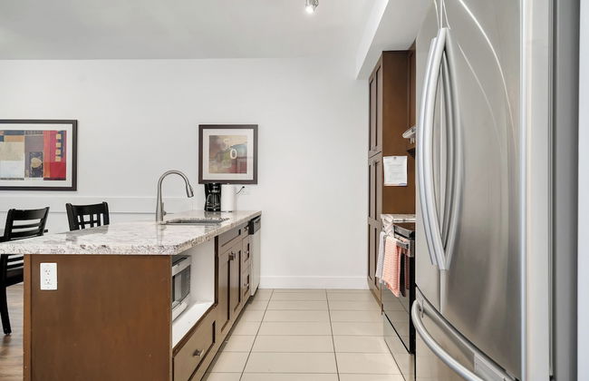 Elevated Escapes 2BR Suite Overlooking Lake - Foto 15