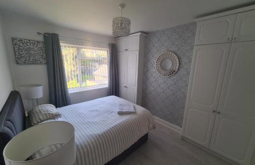 L & J Escapes - 8 Bedrooms suitable for Contractors and Families- Private parking available for 6 vehicles - Foto 39