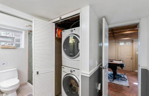 Beautiful 3BR 2BA Colonial House by CozySuites - Foto 28