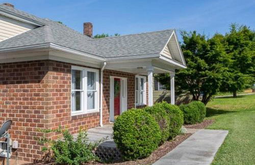 Steps to JMU & I-81 Fenced Yard Walk 2 Starbucks - Foto 37