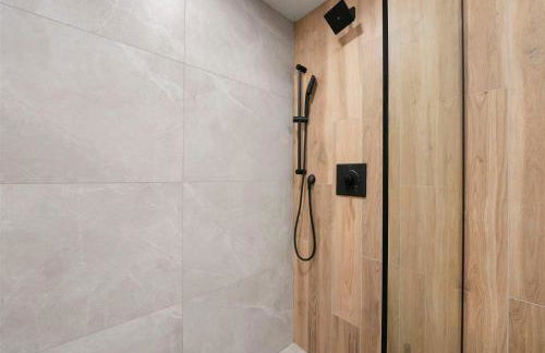 Modern Condo by Med District with Parking & Laundry - Foto 31