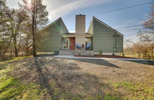 Dock and Fire Pit Lakefront Poconos Retreat! - Foto 5