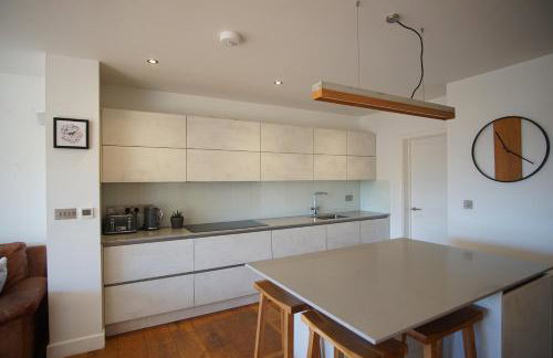 Stunning 4 Bedroom Home with Wild Spa, Gym & Hot Tub - Foto 30