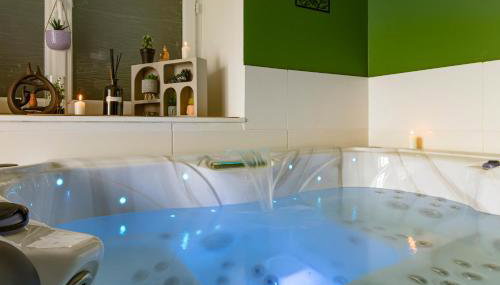 Gîte Chabrignac, jacuzzi et sauna privatif, piscine chauffée partagée, Wifi, salle de jeux - Foto 2