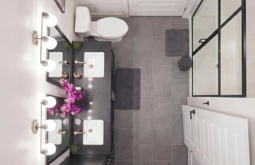 Downtown Dallas ELLUM OASIS with Balcony, Pool, Rooftop Deck, Gym, Queen Bed, King Sleeper Sofa, 2 Twin Sleeper Chairs, and Parking Garage - Foto 13