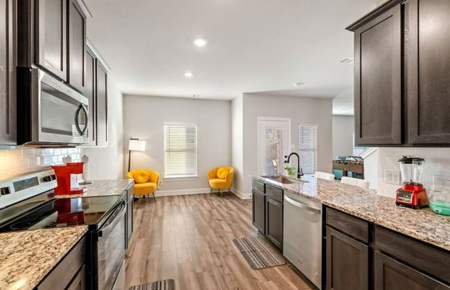 Perfect Home for Families Displaced by Insurance - Foto 10