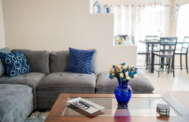 Cozy Hidden Gem - 3BR - 1Den w Backyard - Foto 1