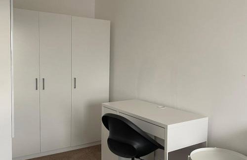 Spacious 2 bedroom flat nearby train and bus station - Foto 32
