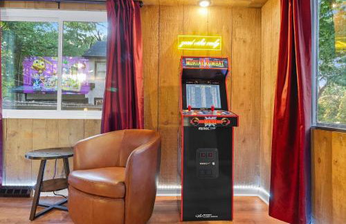 1920s Cottage | Hot Tub | Game Room | Fire Pit - Foto 12