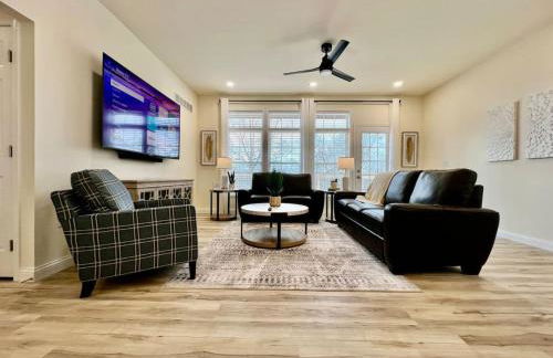 Beautiful NEW Ranch Home with a large deck and games - Foto 11