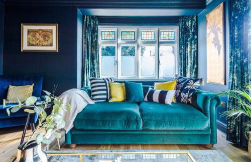 Unique 4 Bed Home in The Windsor Tapestries by Casa by Grace - Sleeps 7-9, Private Hot Tub Hire, Free Parking, Dog Friendly, Legoland, Windsor Castle - Foto 13