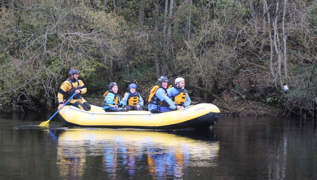 Praticando rafting no rio Tay