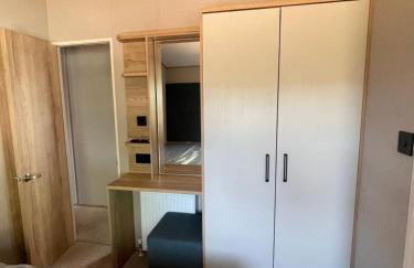 Chichester Lakeside Holiday Park Lakefront Lodge - Foto 29