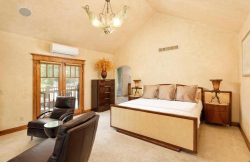 Luxe Artful Mountain Retreat with 4 King Suites, 8 Person Hot Tub and 3 Decks - Foto 5