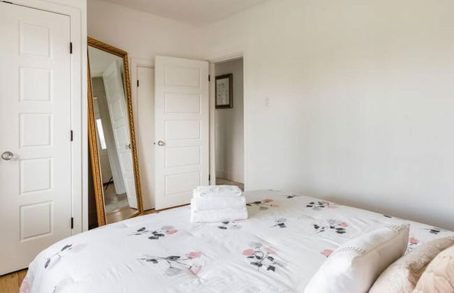 Gorgeous Bungalow With a Backyard Deck - Photo 38