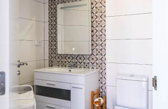 Spacious Apartment with Great Views - Photo 18