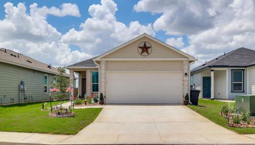 12 Mi to San Antonio River Walk Home with Yard! - Foto 3