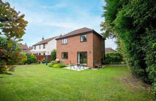 Splendid House Great Location to WAVE Surf & South West Water Park - Super Garden By STAE-Homes - Foto 39