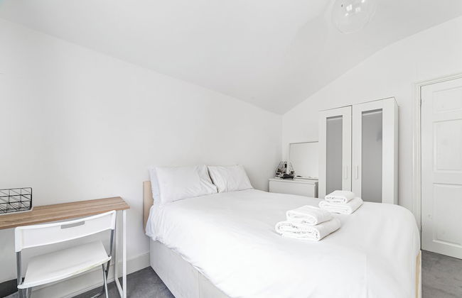 Spacious & Chic 3bed House in London - Photo 18