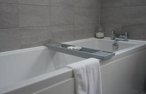 Rare find - new build 3 bedroom house near Cheshire Oaks - Photo 15