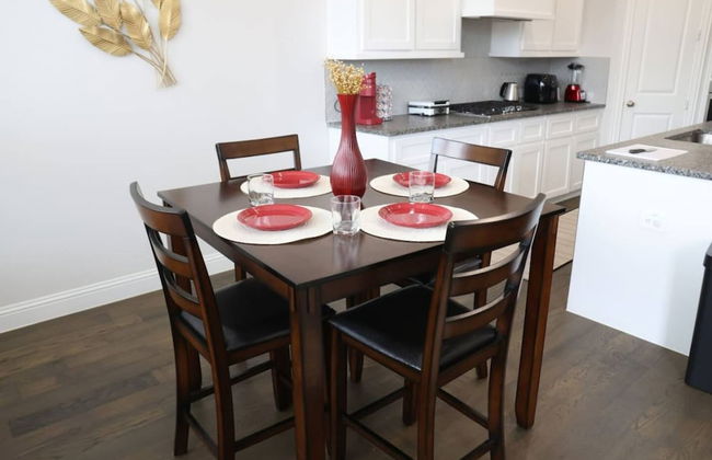 Spacious Home w Putting Green -for Extended Stays - Photo 37