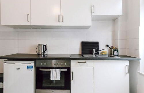 Zentral und frisch eingerichtet: 2 Zi. 24h Checkin - Foto 2