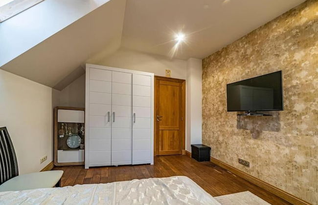 Luxurious Amber Villa With Private Pool and Garden Views - Photo 9