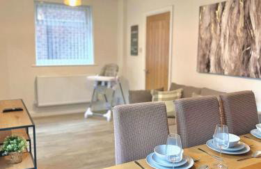 Ideal 4-bed home sleeps 7 - Nr Trafford Ctr & M60 - Foto 32