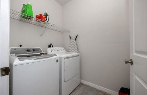 Your UF Getaway: 1 Block from Campus - 4 BD Haven - Foto 33