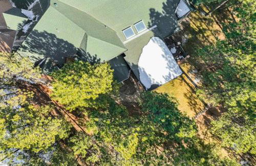 Peaceful Pines! Pool Table, Gym & Forest Views - Foto 37