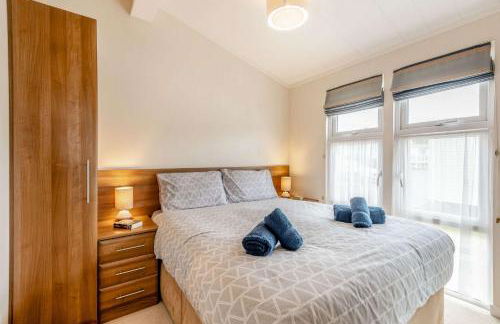 Bay View 2-Bed Lodge with Glorious Harbour View and Balcony - Photo 4