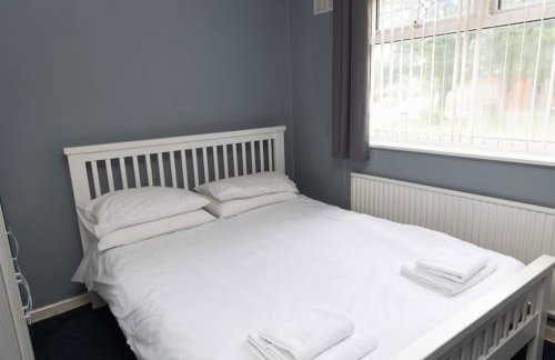 3 bed home sleeps 8 people located 1 min from train stop - Otley Terrace - Photo 49