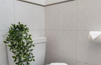 Chic and Bright Apartment Near the Water - Photo 22