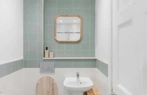 Charming Central Mews Home with Secure Parking - Foto 6