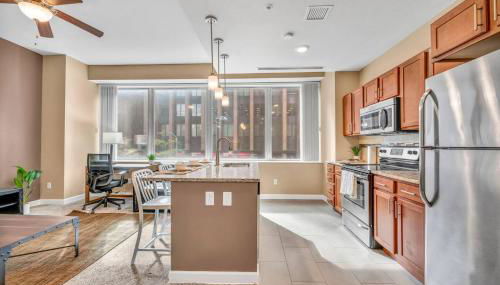 Modern High-Rise Condo in Central Downtown | Gym - Foto 5