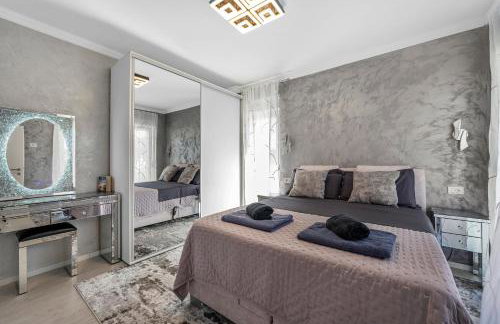 Villa VERONICA with CINEMA PROJECTOR by the HEATED POOL and JACUZZI - Foto 38