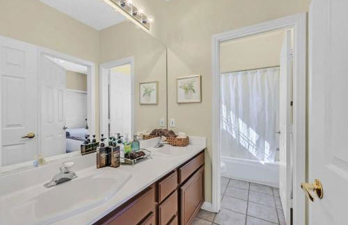 Stunning 4BR Getaway w Pool, Hot Tub, & Firepit - Foto 19