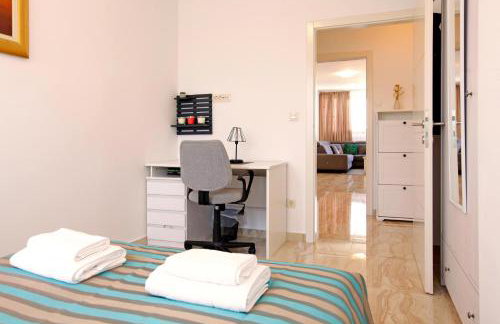 Modern 2-Bed Apt, Late check in available - Photo 22