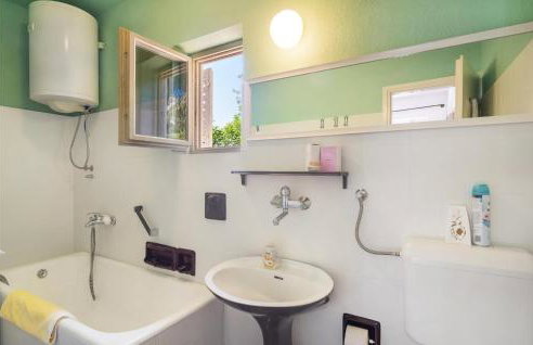 Nice Home In Splitska - Supetar - Photo 22