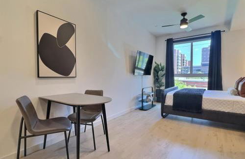 Cozy Downtown Spot, Gym, 5 min to Hospital) for field - Foto 6