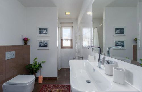 Malerische Villa mit Privatpool, mediterranem Garten, Outdoor-Kueche, Waschmaschine, Trockner - Photo 25