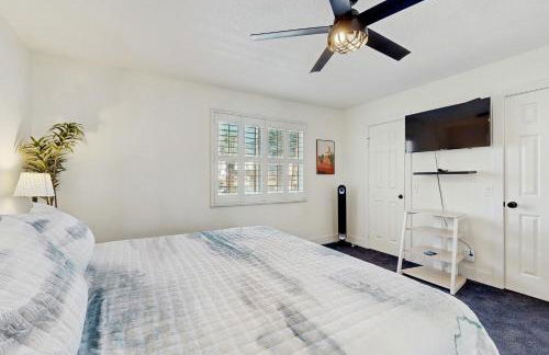 Stylish, Dog-Friendly Condo with Grill, shared Pool and Spa - Close to Downtown - Foto 10