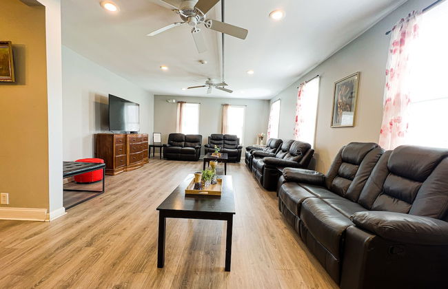 THE 1023 With Private Yard & Parking, Near Falls & Casino by Niagara Hospitality - Photo 26