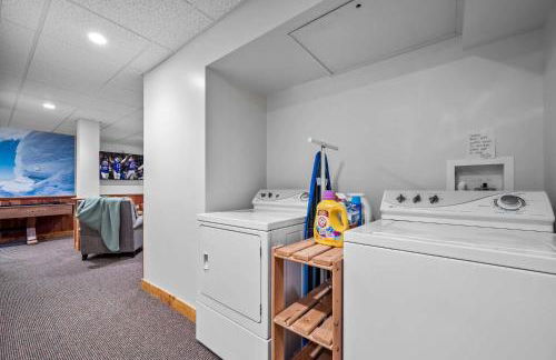 Walk to Village! Stunning timber chalet! Hot-Tub, Bonfire & more! - Foto 32