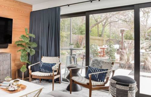 Cozy Bungalow Retreat Walking Distance to Downtown - Photo 12