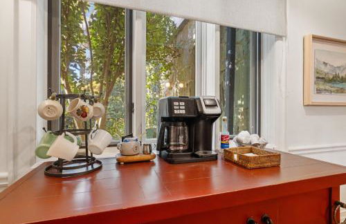 Stylish Mountain Retreat with Sunroom and Pergola - Foto 26