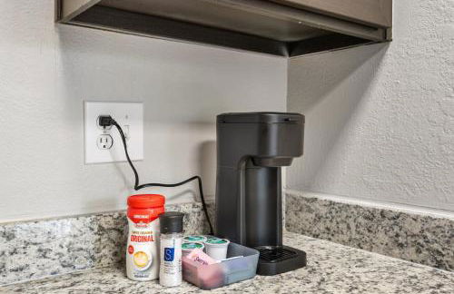 Emerald Loft - Pool, Gym & Free Parking! - Photo 5