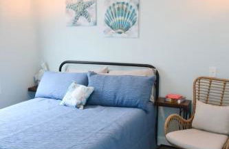 2BR Cozy Cottage Private Dock - Photo 3