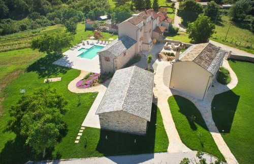Villa Poropati, Grožnjan, Istria - Luxury Countryside Estate for up to 19 persons - Large pool of 80m2 with kids section - Foto 3