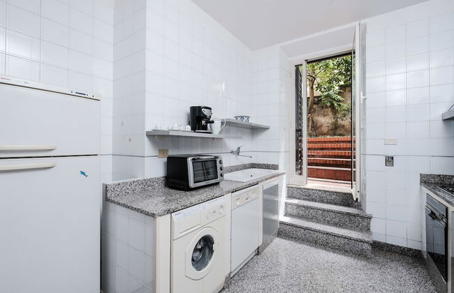 Lush Garden Steps Away from Great Park - Foto 12